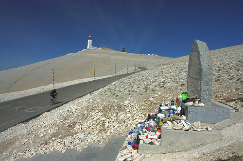 Deze afbeelding heeft een leeg alt-attribuut; de bestandsnaam is 5123665426-Mont-Ventoux-Tom-Simpson-stone-p.jpg